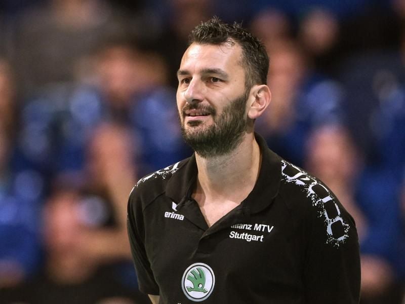 Stuttgarts Trainer Giannis Athanasopoulos will die Meisterschaft gewinnen. Foto: Silas Stein