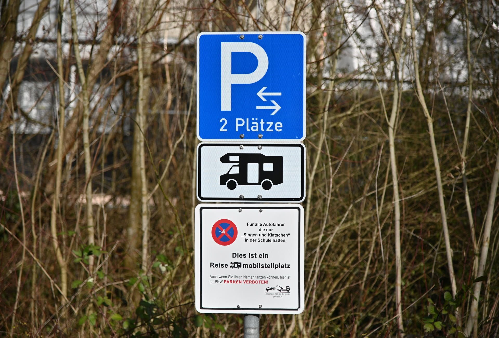 Michelbach an der Bilz: Ein Verkehrsschild steht vor zwei Wohnmobil-Parkplätzen.