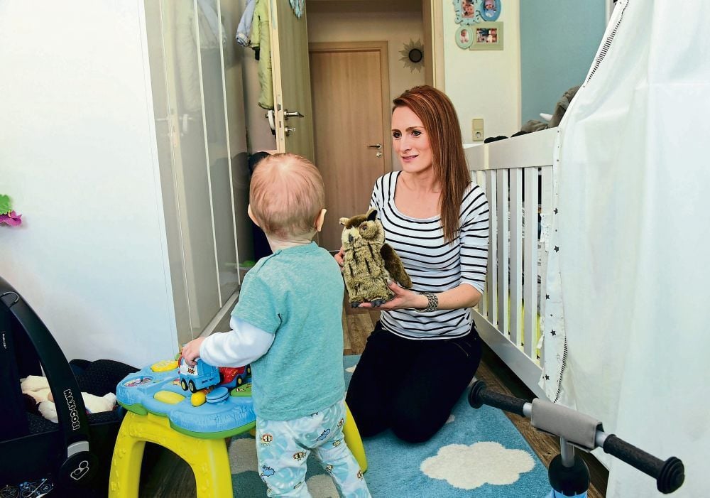 Die Krankenschwester Juliane Voigt genießt die Zeit mit ihrem 17 Monate alten Sohn.