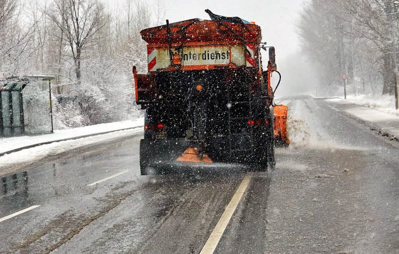Die Räum- und Streufahrzeuge sind seit Freitagmorgen wieder im Dauereinsatz.