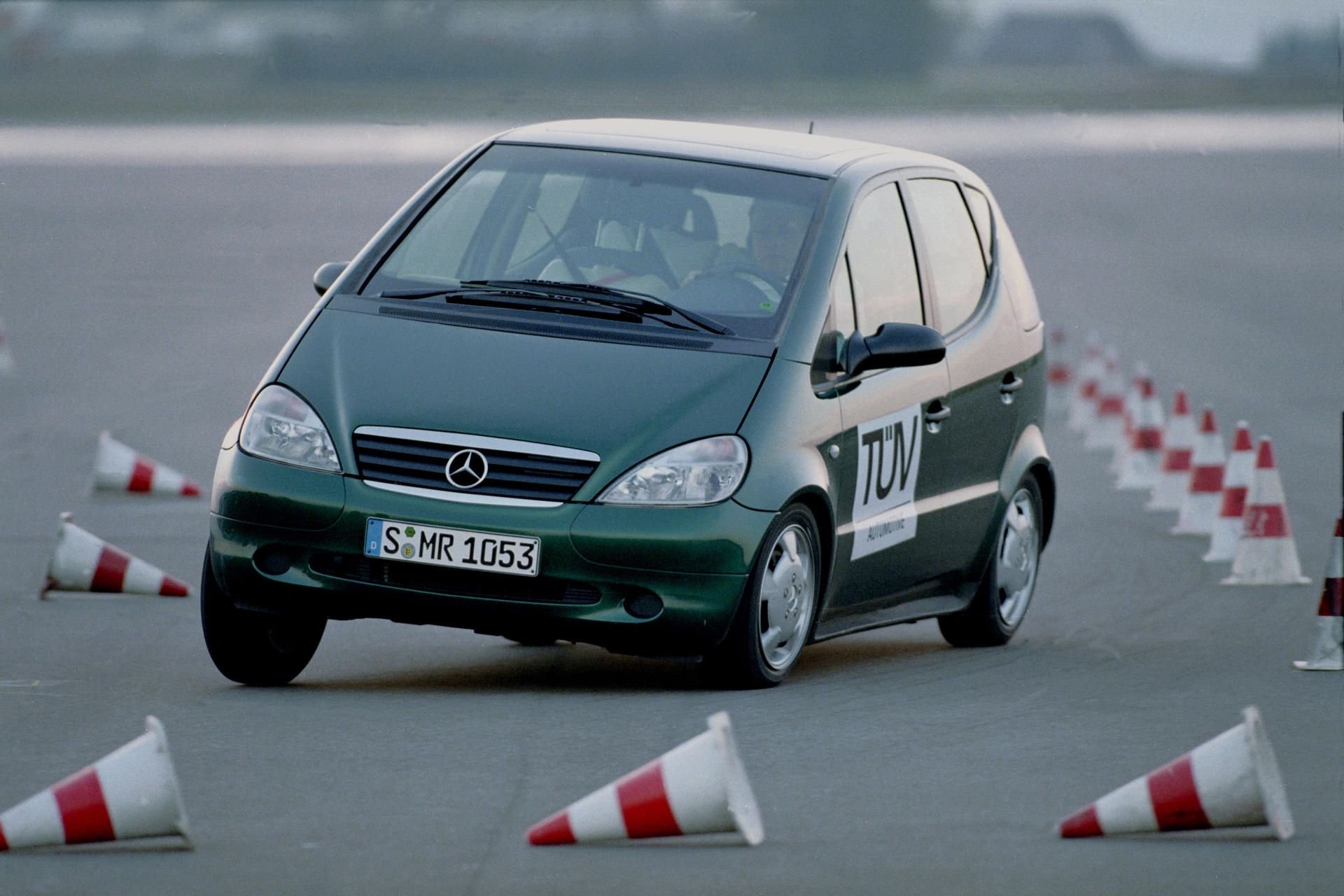 Nach dem missglückten Elchtest stattete Mercedes die erste A-Klasse (im Bild) serienmäßig mit ESP aus - mit dem System kippte das Modell bei harten Ausweichmanövern nicht mehr um.
