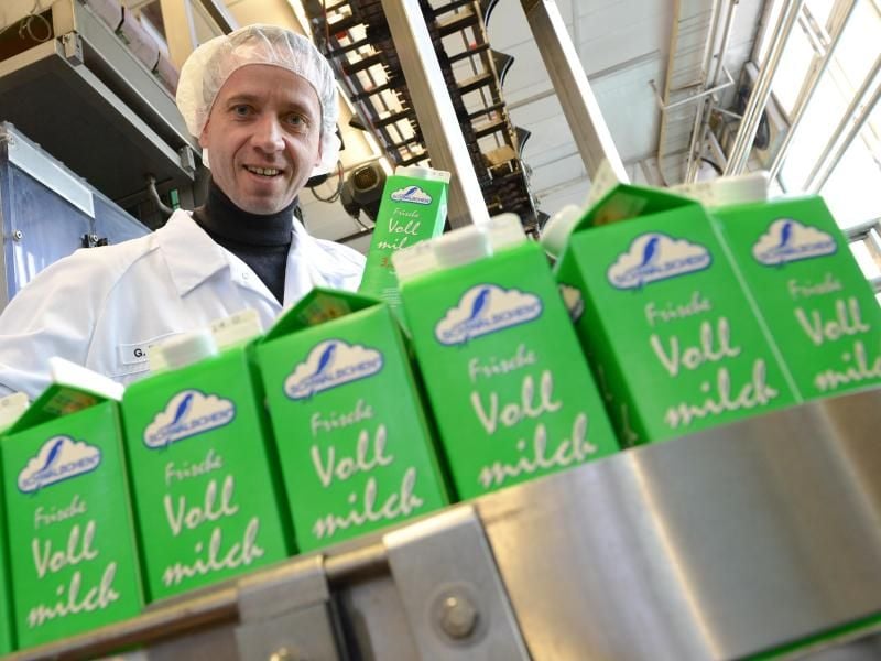 Günter Berz-List, Vorstandsvorsitzender der Schwälbchen Molkerei Jakob Berz AG, steht im Werk der Molkerei. Foto: Arne Dedert/Archiv