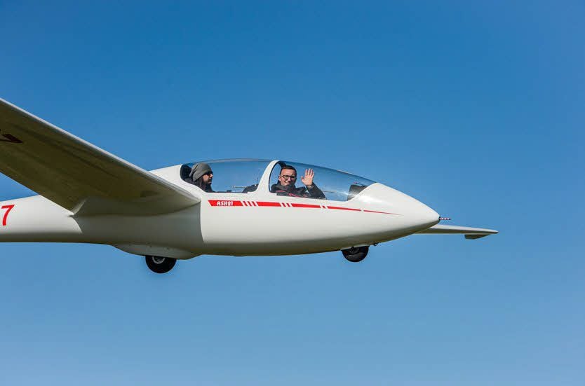 „Flieger grüß mir die Sonne“ - unser Redakteur Harald Boltze (rechts) steigt auf dem Flugplatz Laucha per Segelflieger in die Lüfte.