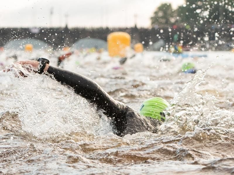 Die Organisatoren des Ironman machen sich derzeit keine Sorgen wegen einer Gefährdung durch Blaualgen. Foto: D. Bockwoldt/Archivbild