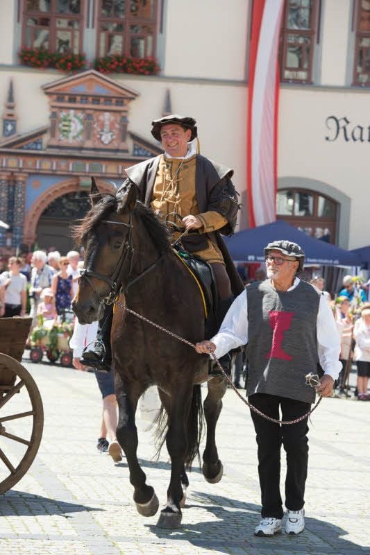 Der Prokop, der Anführer der Hussiten, reitet auf den Markt. Mike Schlenzig meistert seine Rolle sehr gut.