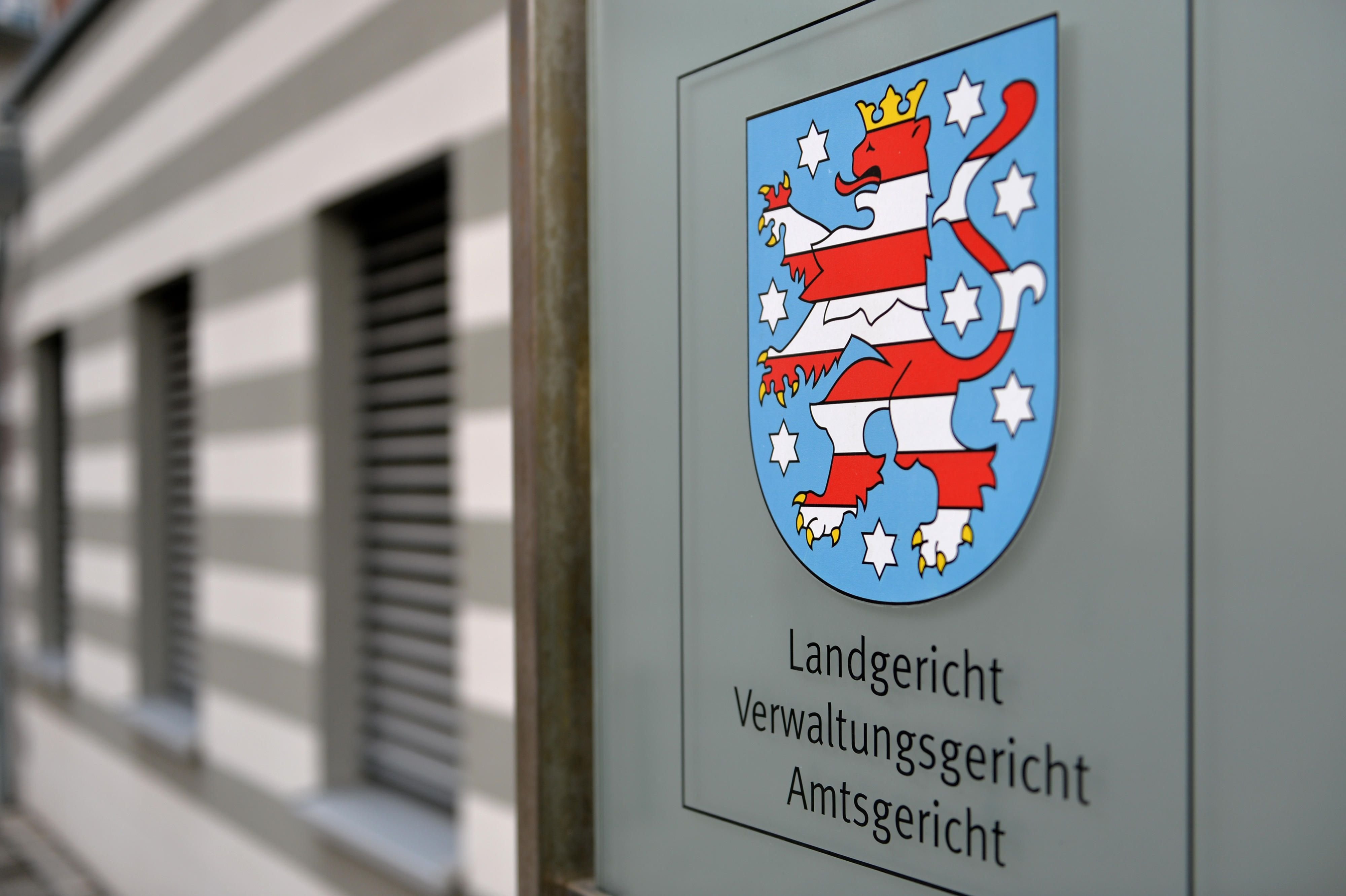 Ein Eingangsschild des Justizzentrums Gera (Thüringen).