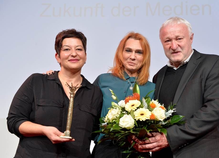 Von links: Ilkay Yücel, Schwester des in der Türkei inhaftierten Preisträgers Deniz Yücel, Preisträgerin Asli Edogan, Festredner und Bürgerrechtler Werner Schulz (Bündnis 90/Die Grünen), am Freitagabend in Leipzig