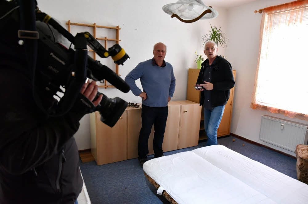 Mit dem Ausräumen hat Gerald Kraft (links) Roland Huf beauftragt.