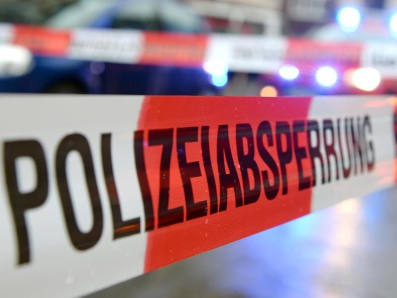 Flatterband mit der Aufschrift „Polizeiabsperrung” an einem Einsatzort. Foto: Patrick Seeger/Archiv