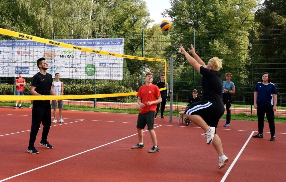 Der Sportplatz der Schule war in die Jahre gekommen. Es wurde Geld gesammelt, um den Belag zu wechseln. Jetzt wird wieder Volleyball gespielt.