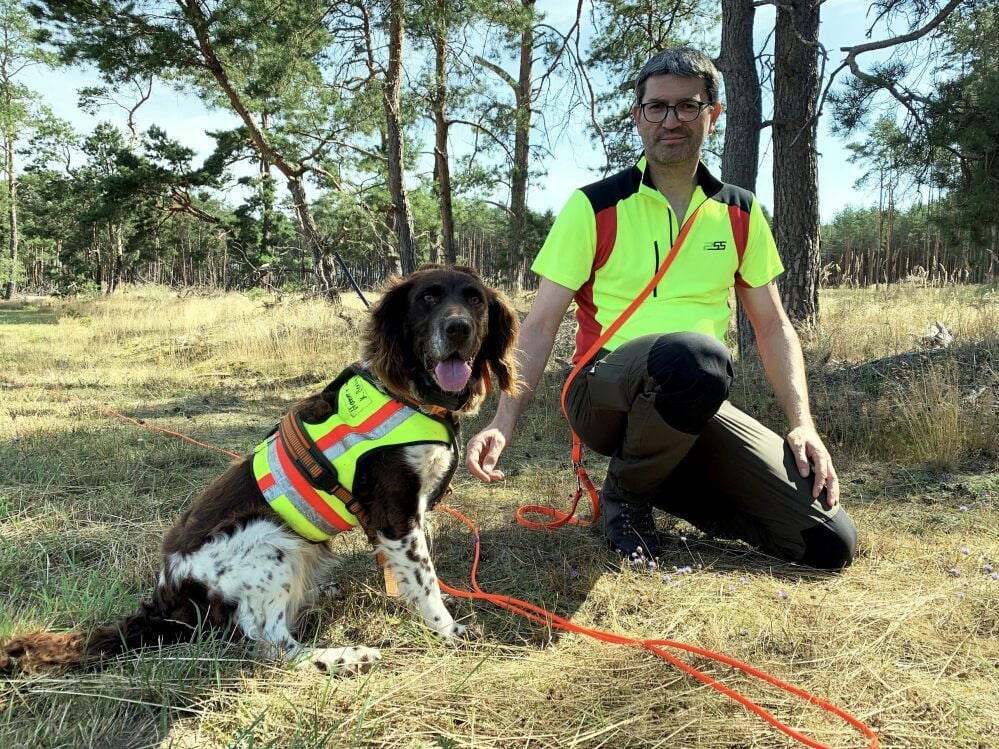 Jäger Karsten Berbig ist mit seinem Hund „Hella“ im Wald bei Zahna unterwegs.