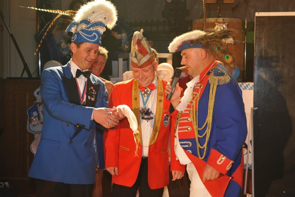 Andere Zeiten: Bernd Martin, NNZ-Präsident bis 2014 (l.), hat Spaß mit einer Abordnung aus Bad Kösen.