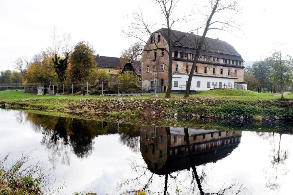 Die Neumühle am Wehr der Weißen Elster liegt unterhalb der Haynsburg.
