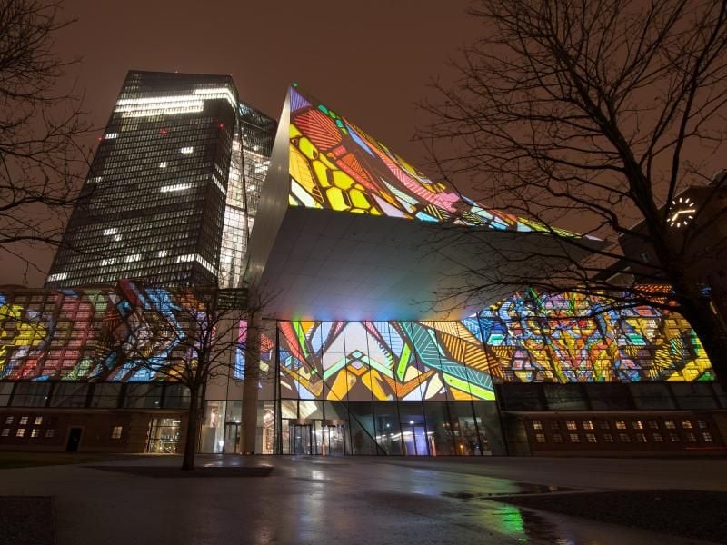 Die historische Fassade der ehemaligen Großmarkthalle wird illuminiert. Foto: Fabian Sommer
