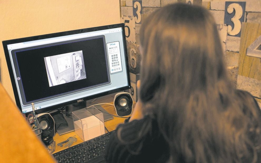 Julia Ivancenco hat alles genau im Blick. Über einen Monitor kann sie genau beobachten, wie weit die Spieler sind.