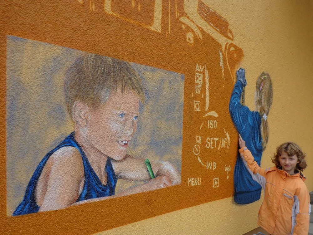 „Das bin ich!“ Der Künstler Marvin Bieß aus Potsdam hat die siebenjährige Deborah beim Sprühen verewigt.