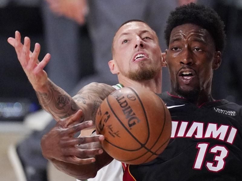 Daniel Theis (hinten) von den Boston Celtics in Aktion gegen Bam Adebayo von Miami Heat. Foto: Mark J. Terrill/AP/dpa
