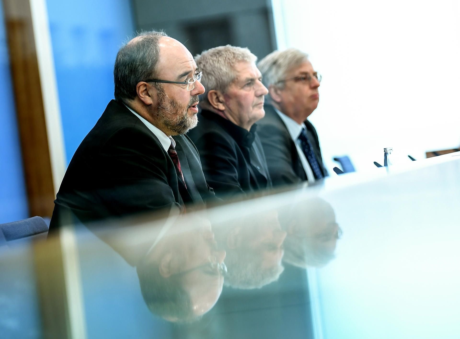 Michael Hollmann (v.l.), Präsident des Bundesarchivs, Roland Jahn, Bundesbeauftragter für die Unterlagen des Staatssicherheitsdienstes der DDR, und Gregor Mayntz, Vorsitzende der Bundespressekonferenz, stellen den 14. Tätigkeitsbericht der Stasi-Unterlagen-Behörde vor.