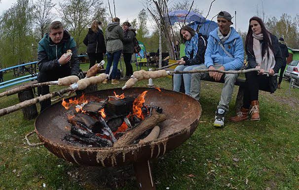 Während die Kinder Ostereier suchen, backten sich Eltern Stockbrot.