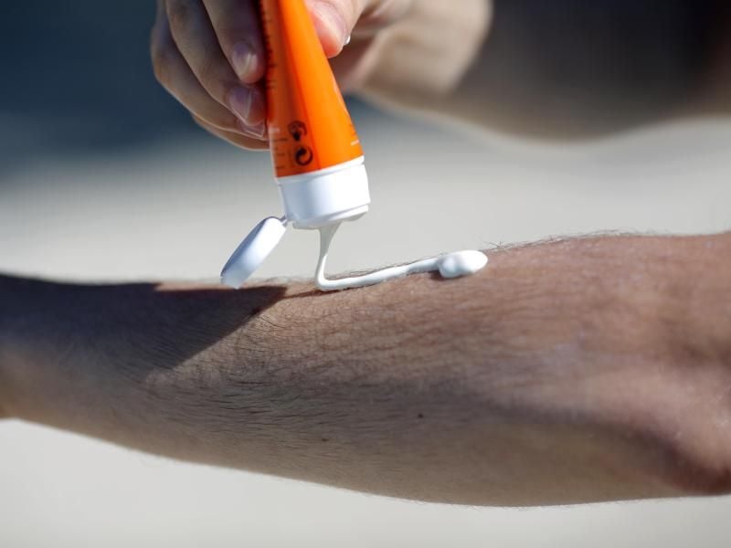 Wenn Sonnencreme nicht auf der Haut, sondern auf der Kleidung landet, sollte diese möglichst zeitnah mit Flüssigwaschmittel gewaschen werden. Foto: Jan Woitas/dpa-Zentralbild
