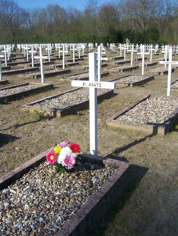 Grabfeld B, Reihe 7, Grab 163 - die letzte Ruhestätte von Zbigniew Walc auf dem Ehrenfriedhof in Isenschnibbe