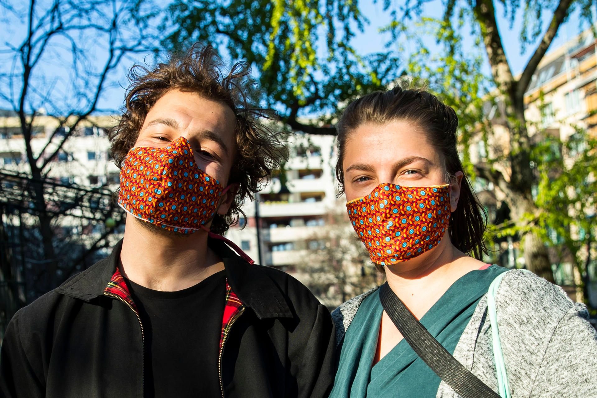 Viele tragen Mundschutzmasken Marke Eigenherstellung.