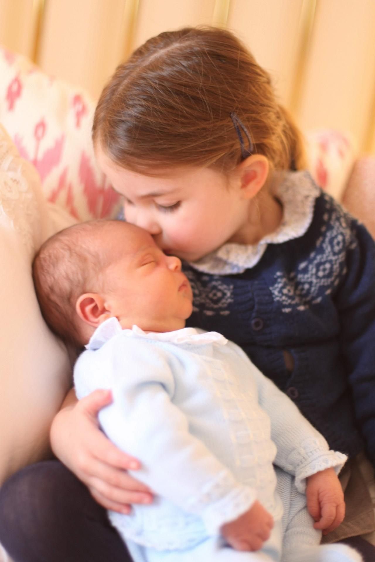 Prinzessin Charlotte mit ihrem Bruder Prinz Louis, der das dritte und jüngste Kind von Prinz William und Herzogin Kate ist.