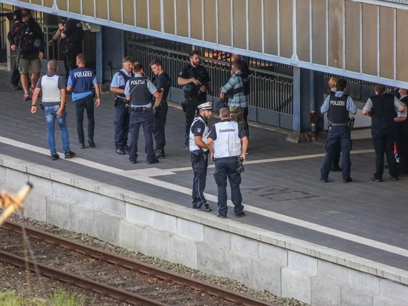 Polizisten sichern den Bahnsteig im Bahnhof Flensburg. Foto: Sebastian Iwersen/nordpresse mediendienst