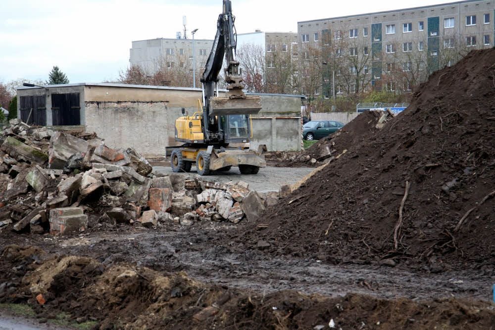 Auf dem Grundstück an der Halleschen Landstraße zwischen Esso-Tankstelle und Pneuhage-Reifenservice tut sich was. Im ersten Halbjahr kommenden Jahres will Burger King hier eine Filiale eröffnen. Einzelheiten gibt das Unternehmen aber noch nicht bekannt.