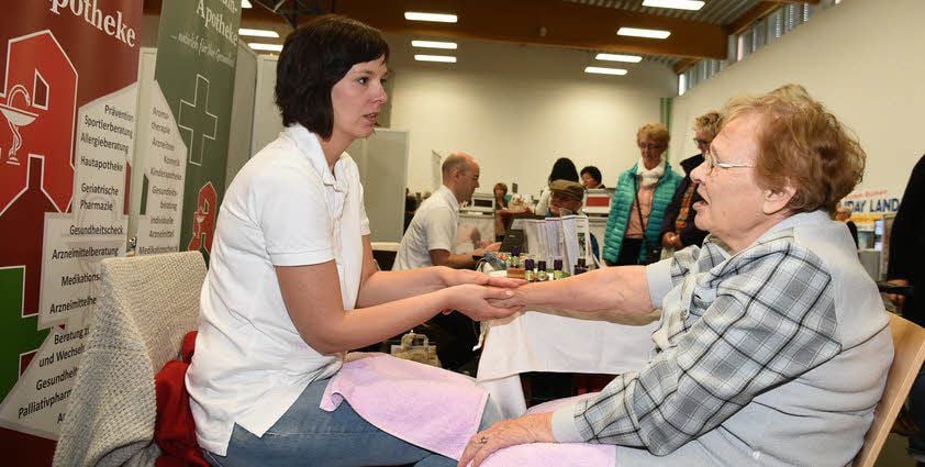 Bärbel Schultze erhält von Doreen Jordan, Mitarbeiterin der Lorbeerbaum-Apotheke Naumburg, eine Handmassage mit ätherischen Ölen.