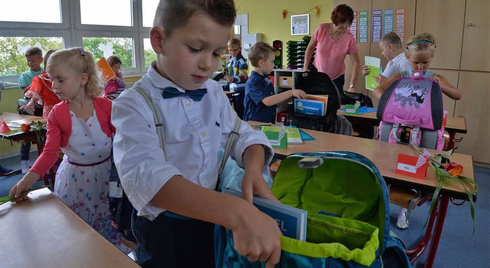 Tim Yanic Apel packt zum ersten Mal seine Schulsachen in den Ranzen.