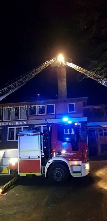 Feuerwehr, THW und Rettungsdienst befreiten den Mann gemeinsam aus dem Schornstein.