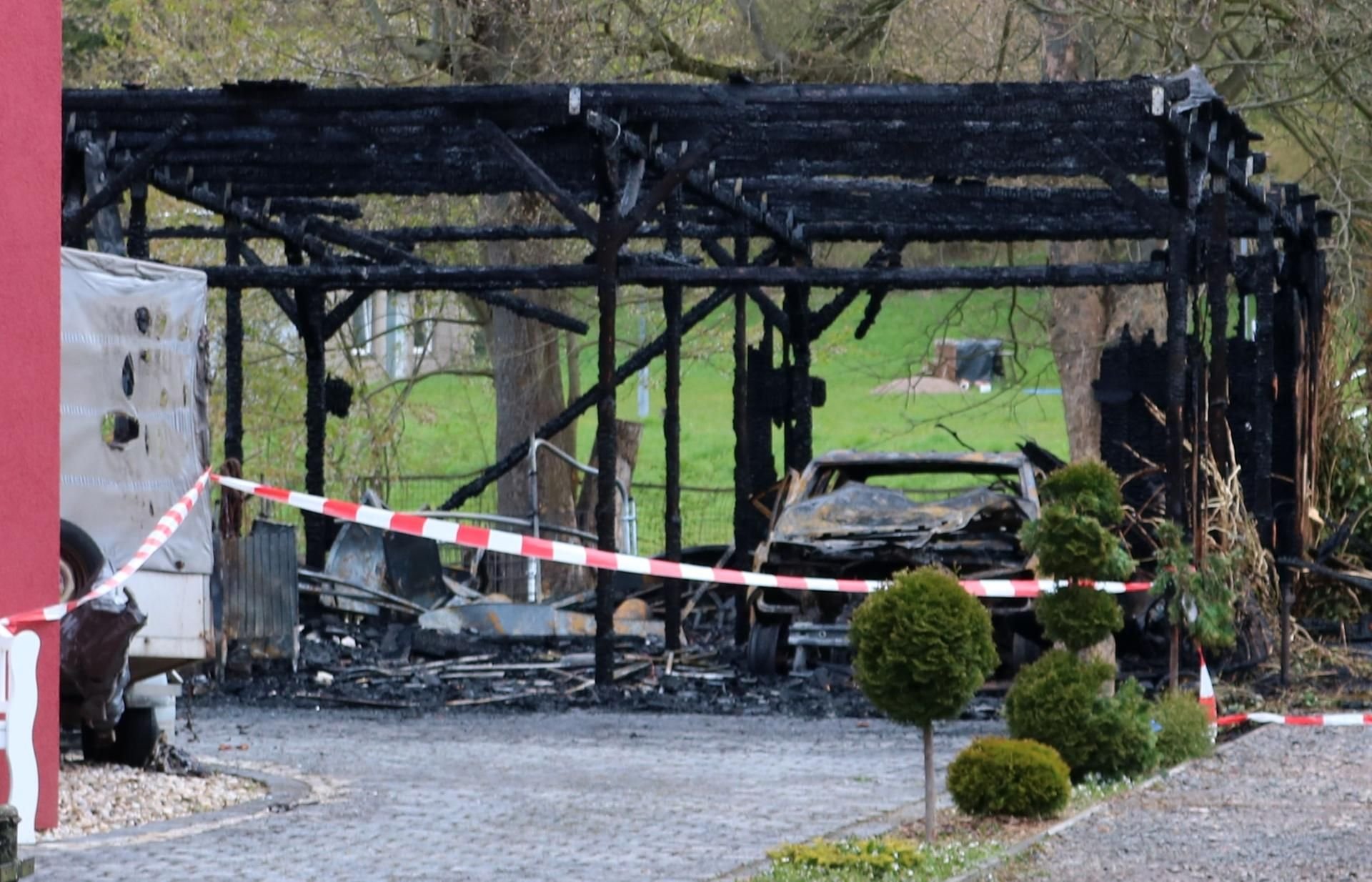 Im Südharzer Ortsteil Rottleberode ist ein Carport in Brand geraten.