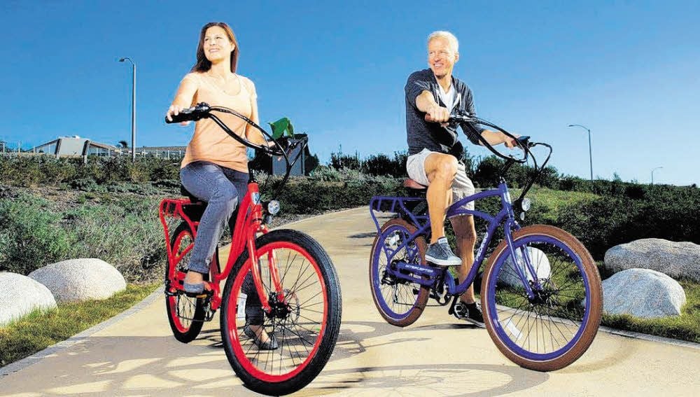 Fröhliche Menschen, die auf Edel-E-Bikes radeln, für die sie nur 99 Euro bezahlt haben: Betrüger zocken Facebook-Nutzer mit dieser Masche ab.