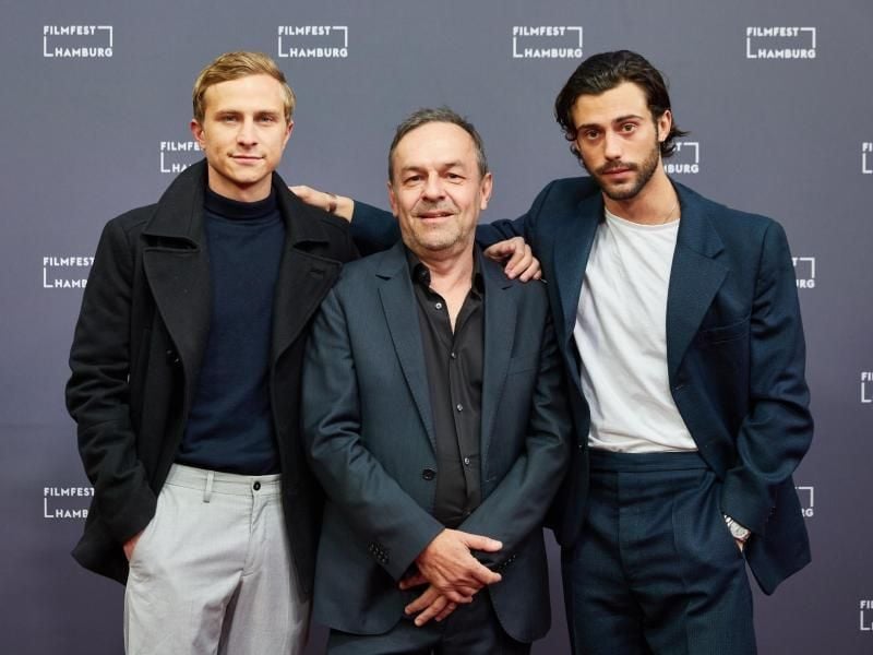 Marcel Gisler (M), Regisseur, und die Schauspieler Max Hubacher (l) und Aaron Altaras bei der Premiere von "Mario". Foto: Georg Wendt
