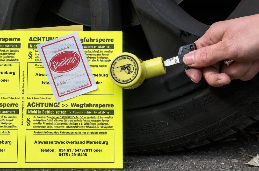 Der kleine gelbe Ventil-Wächter wird auf das Ventil gesetzt, der Schlüssel rumgedreht, fertig. Wegfahren ist dann nicht empfohlen.