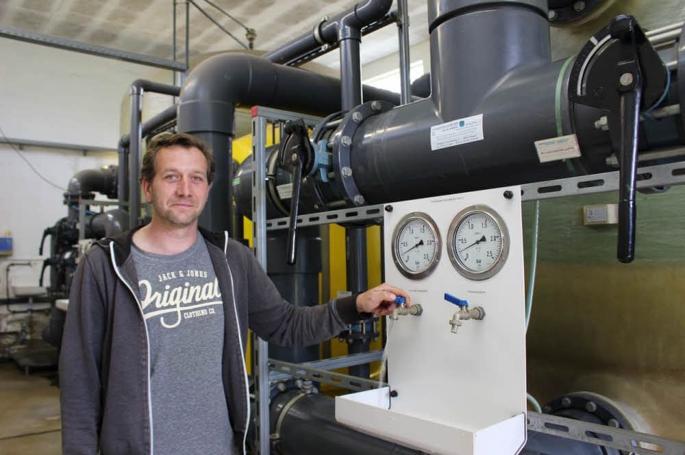 Yves Müller im Technikraum des Theißener Freibads, in dem sieben Umwälzpumpen dafür sorgen, dass das Schwimmbadwasser gereinigt, aufbereitet und dem Becken wieder zugeführt wird.