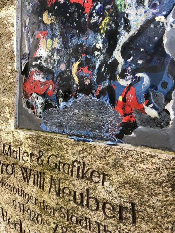Unbekannte haben das Kunstwerk zerstört.
