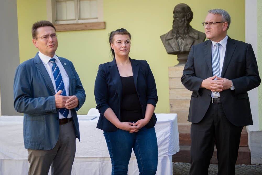 Freyburgs Bürgermeister Udo Mänicke (l.), Museumsleiterin Manuela Dietz sowie Landrat Götz Ulrich vor der Unterzeichnung.