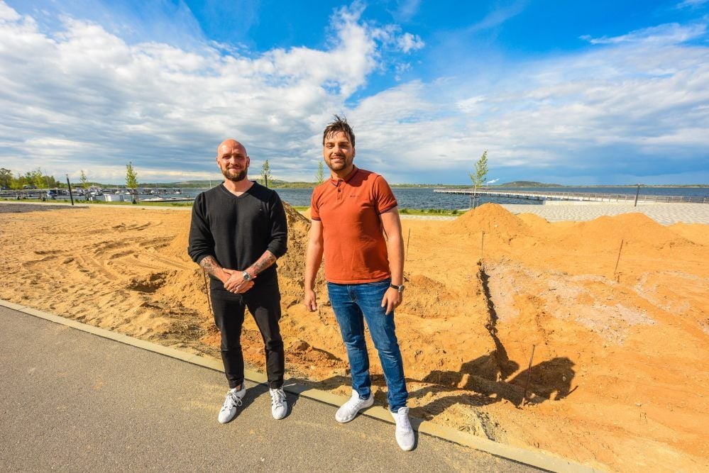Marco Thiel (l.) ist der Inhaber der künftigen Strandbar (hier an der Baustelle), Toni Reifarth (r.) seine rechte Hand.