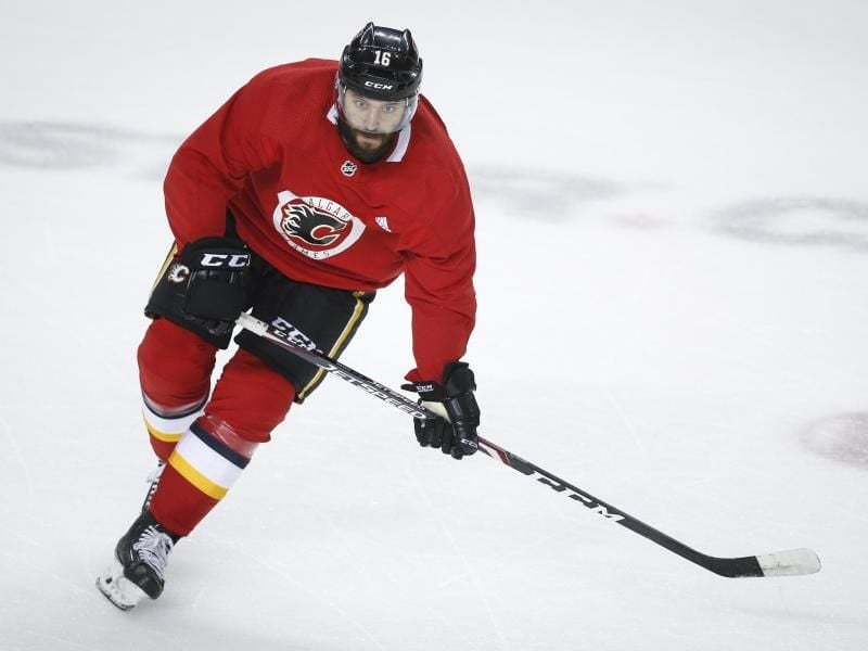 Tobias Rieder, NHL-Spieler der Calgary Flames, in Aktion. Foto: Jeff Mcintosh/The Canadian Press/AP/dpa
