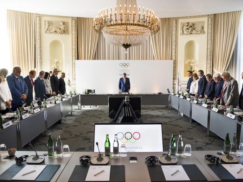 Das IOC-Exekutivkomitee legt vor der Sitzung eine Schweigeminute anlässlich des 100. Geburtstages von Nelson Mandela ein. Foto: Jean-Christophe Bott/KEYSTONE