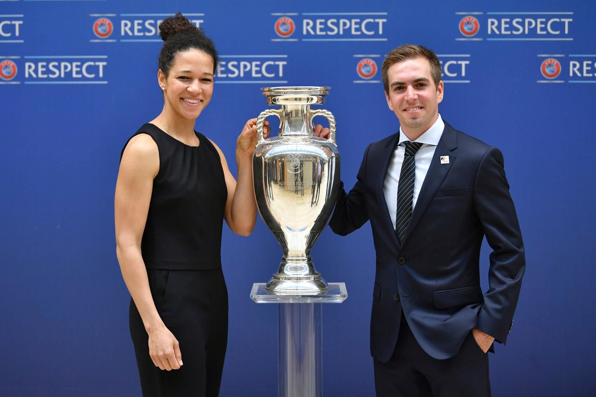 Celia Sasic und Philipp Lahm (r.) mit dem EM-Pokal.