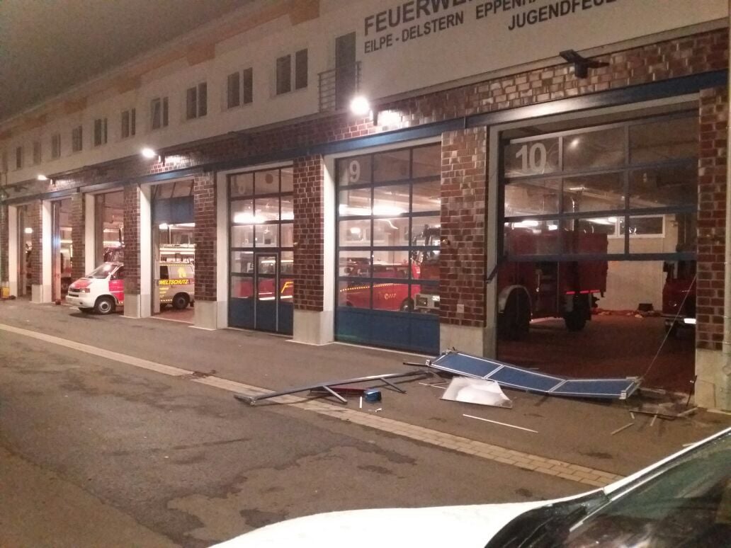 Der Einbrecher ist mit einem Einsatzfahrzeug der Feuerwehr durch ein Rolltor gefahren