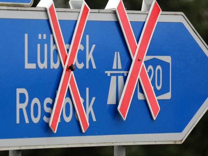 Die A20 ist in beide Richtungen gesperrt. Foto: Bernd Wüstneck/dpa