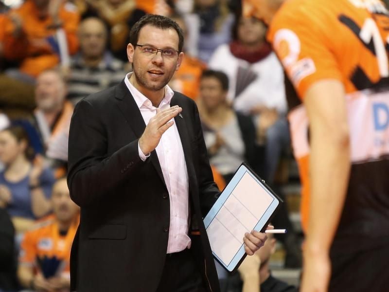 Der Berliner Trainer Cedric Enard gibt vom Spielfeldrand aus Hinweise an Adam White. Foto: Andreas Gora