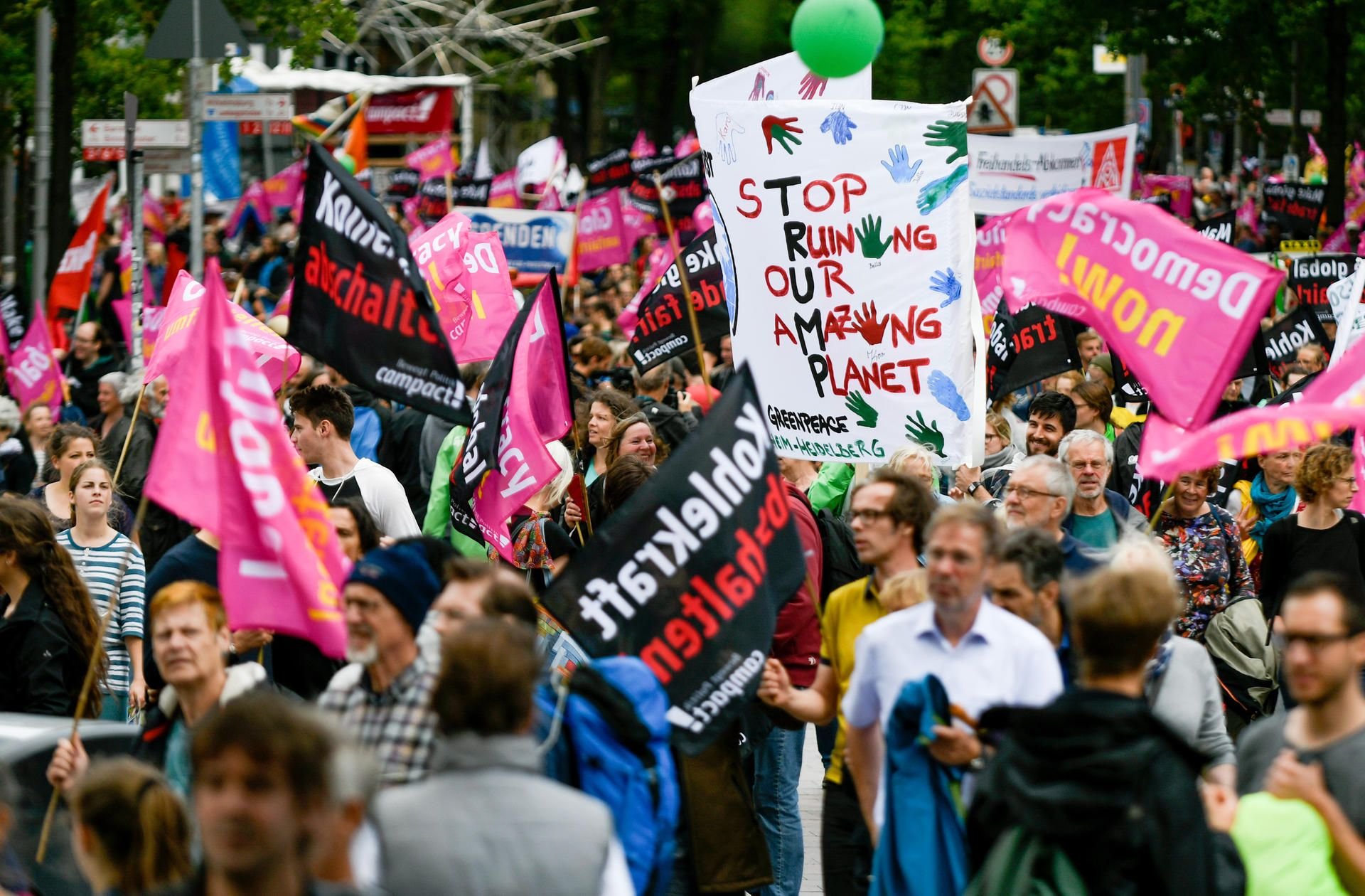 In Hamburg finden zurzeit viele Demonstrationen gegen den G20-Gipfel statt. Auch der Alternativgipfel kritisiert die dortige Politik.