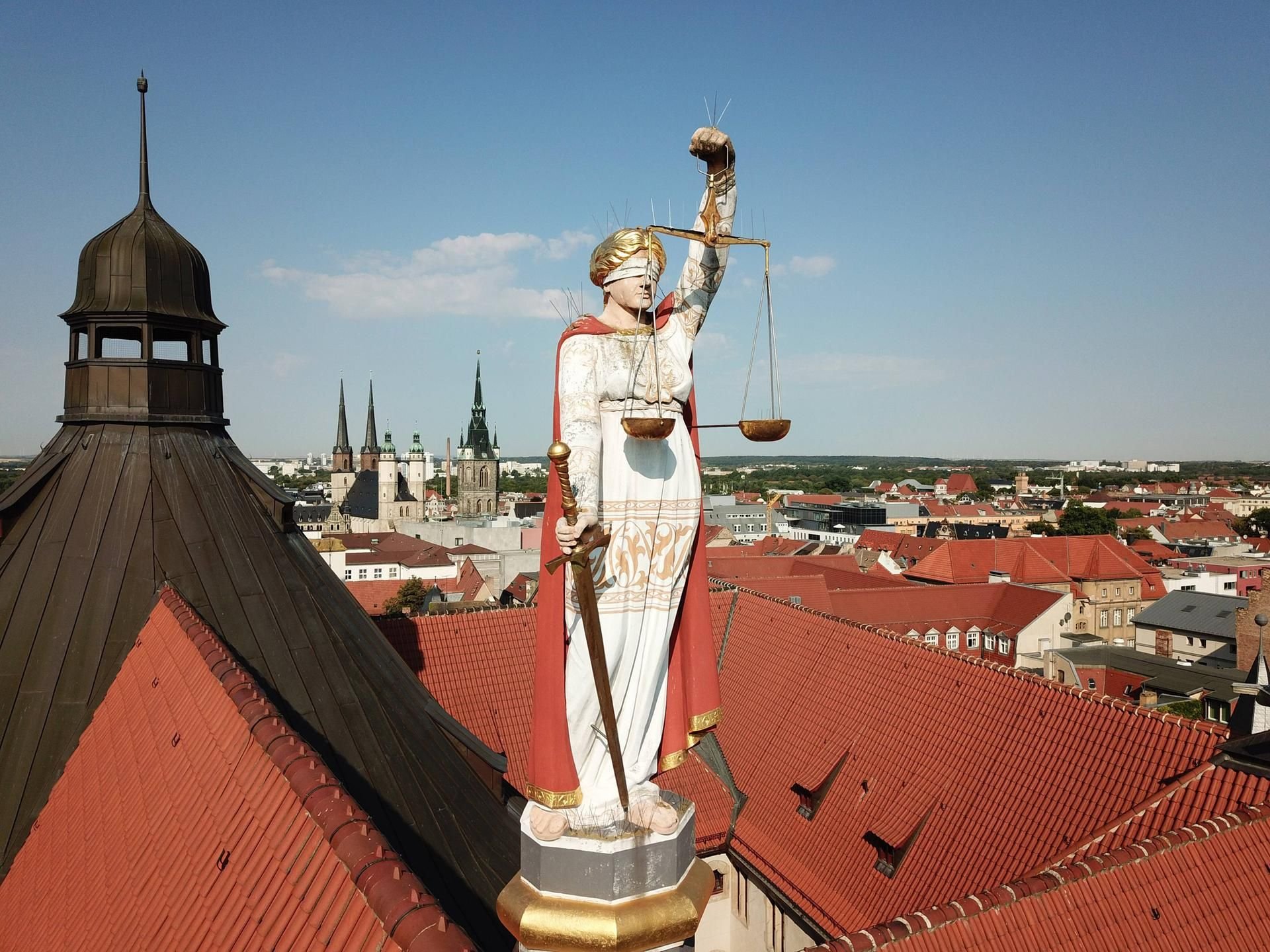 Justitia auf dem Dach des Landgerichts in Halle.