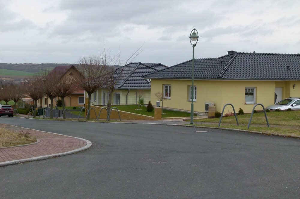 Eigenheime am Robinienweg in Nebra. Die Grundstücke dort sind gefragt. Die Stadt will deshalb weitere erschließen lassen und setzt dabei auf die Burgenlandkreis-Sparkasse als Partner.