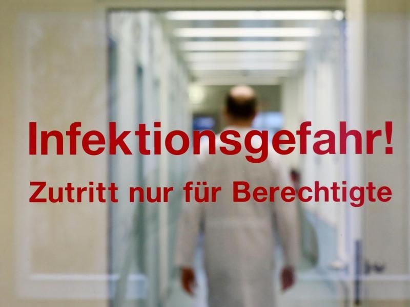 "Infektionsgefahr! Zutritt nur für Berechtigte" steht an der Tür am Institut für Medizinische Mikrobiologie, Virologie und Hygiene in Rostock. Foto: Bernd Wüstneck/dpa-Zentralbild/dpa